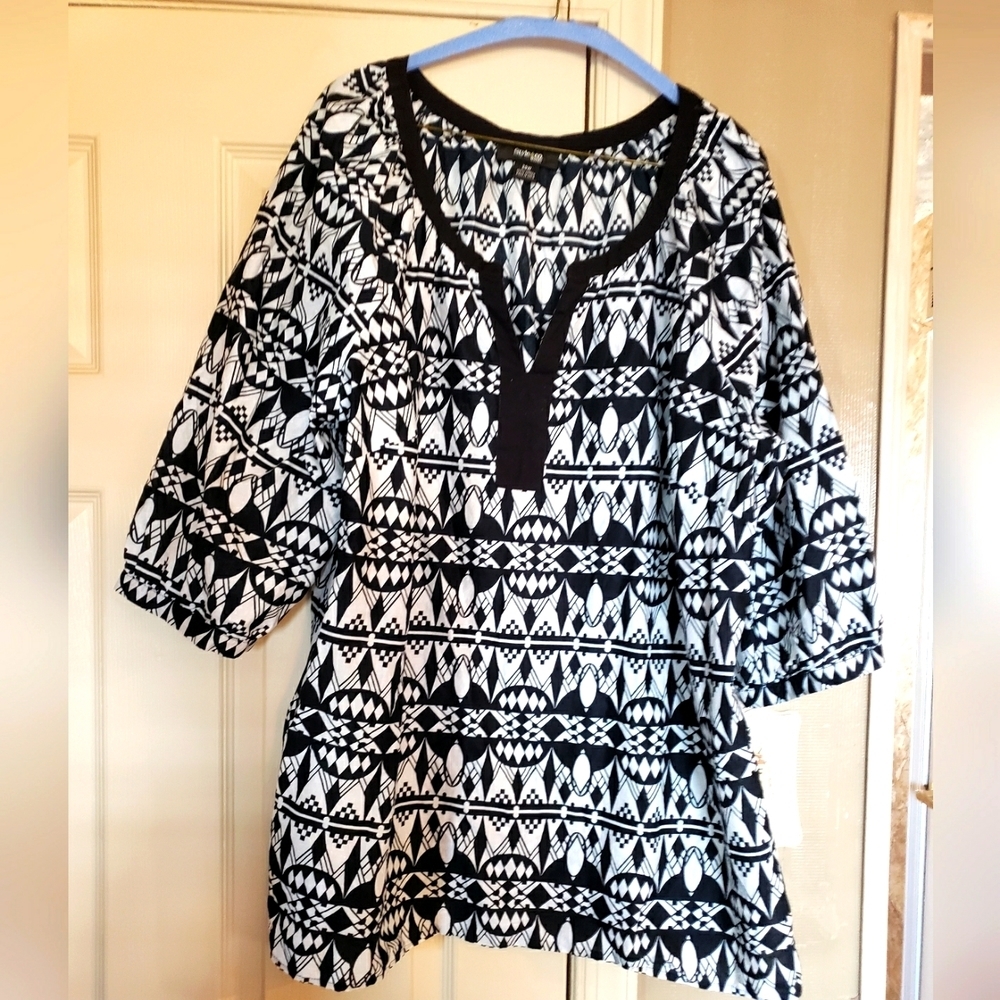 🌼 Ladies Black and White top